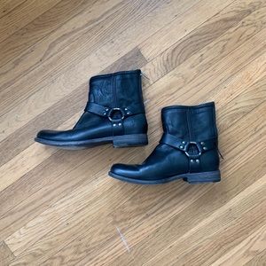 Frye Phillip Harness Short Black Boot in 8.5